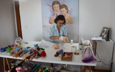 Artesã restaura 2 mil brinquedos em um ano em trabalho voluntário